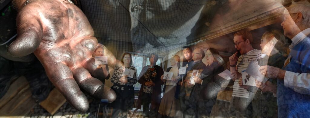 Titelbild frö arbetslivsmuseer på sociala medier. Oljiga händer och en grupp människor.